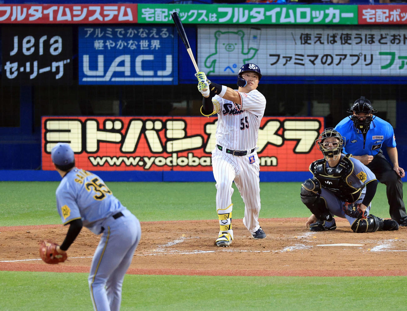 ヤクルト対阪神　4回裏ヤクルト無死、村上は左越えソロ本塁打を放つ。投手才木（撮影・浅見桂子）