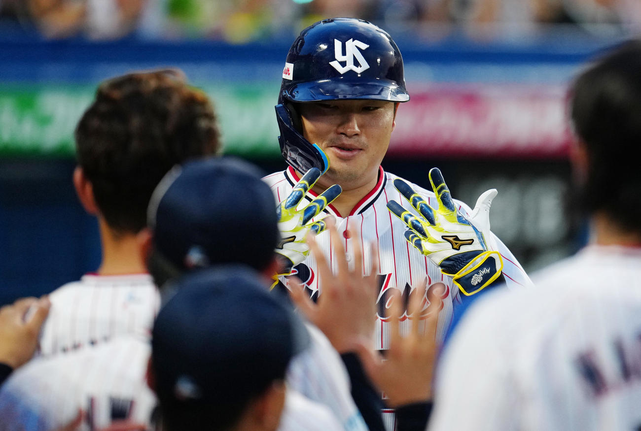 ヤクルト対阪神　4回裏ヤクルト無死、左中間にソロ本塁打を放った村上はベンチ前でポーズ（撮影・鈴木みどり）