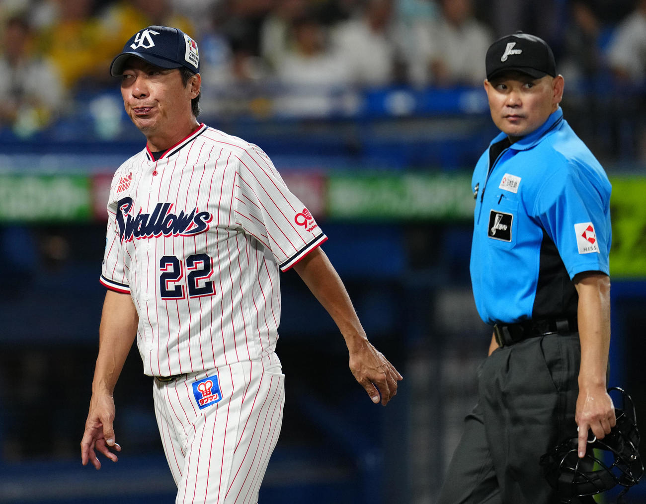 ヤクルト対阪神　7回表途中で先発奥川の降板を告げるヤクルト高津監督（撮影・鈴木みどり）