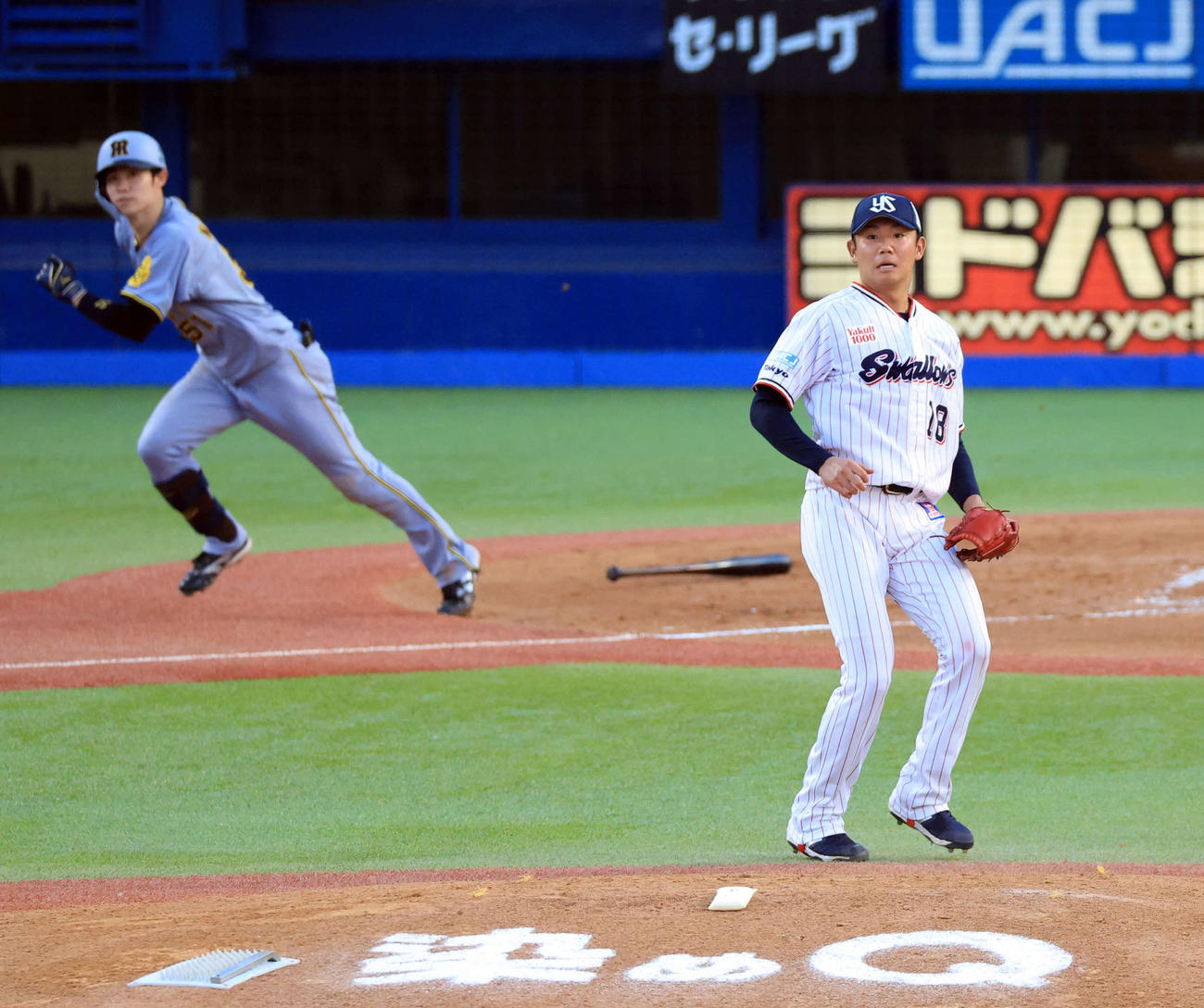 ヤクルト対阪神　3回表阪神2死一、二塁、中野に先制適時打を許した奥川（撮影・浅見桂子）