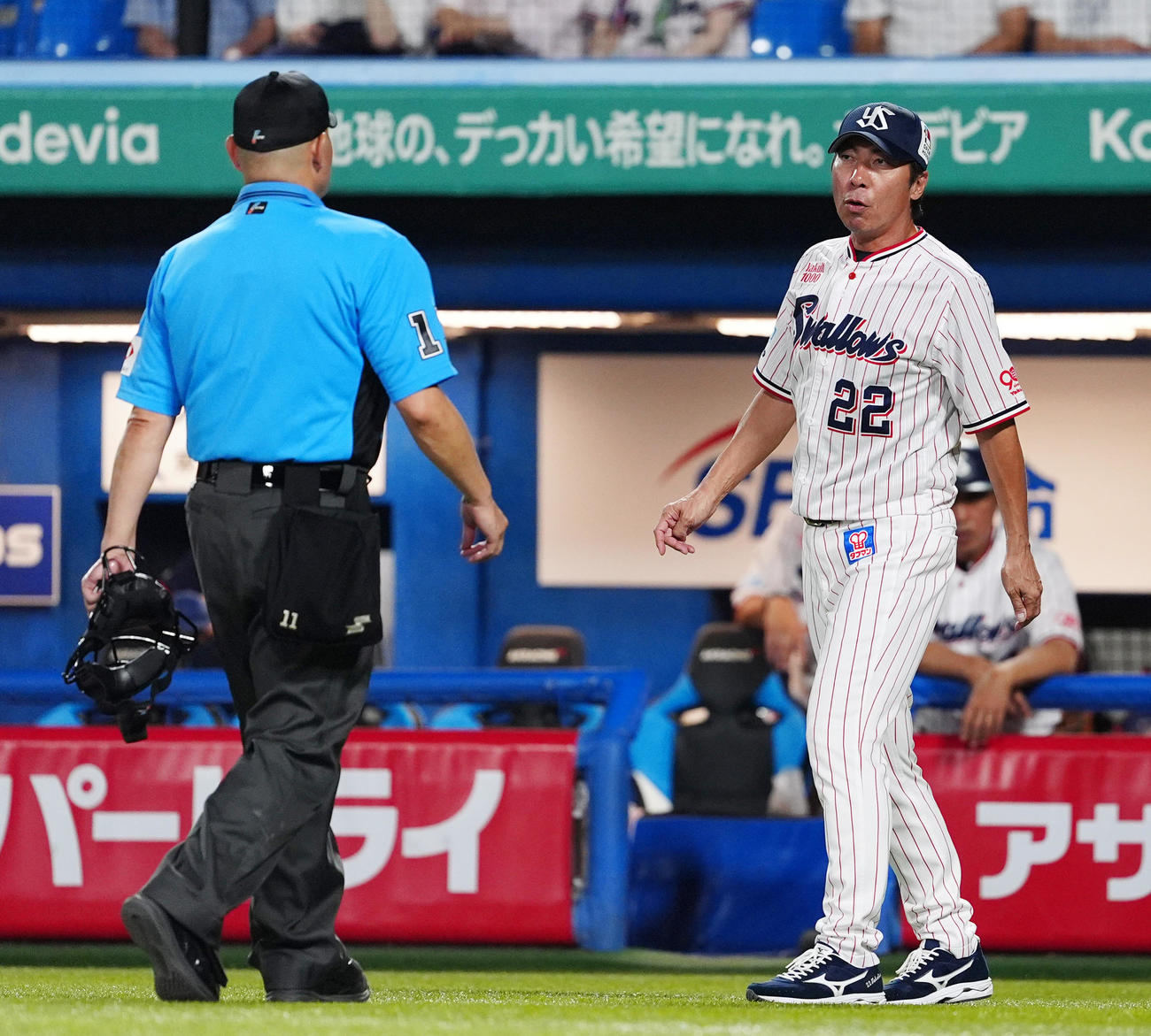 ヤクルト対阪神　7回表阪神1死一、二塁、先発奥川の降板を告げる高津監督（撮影・清水貴仁）