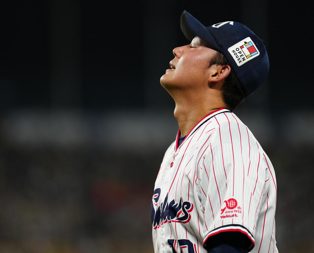 ヤクルト対阪神　6回表を終え、悔しげな表情でベンチへ戻るヤクルト奥川（撮影・鈴木みどり）