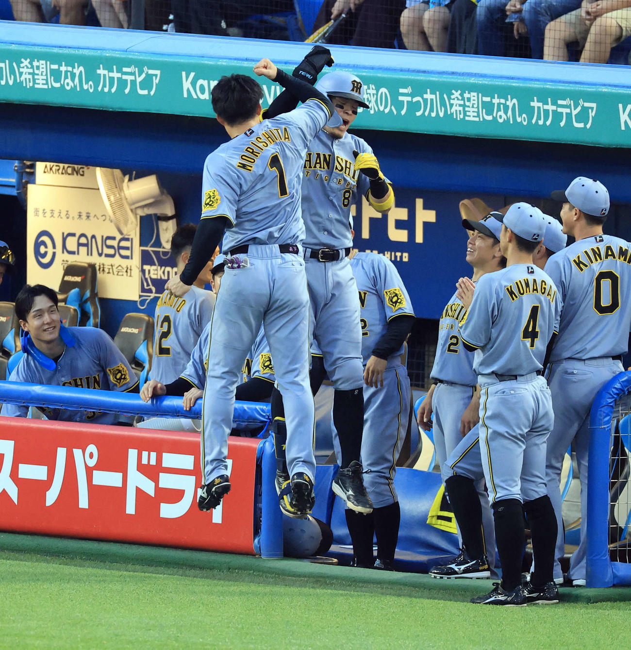 ヤクルト対阪神　4回表阪神無死、佐藤輝は右越えソロ本塁打を放ち森下とジャンピングタッチ（撮影・浅見桂子）