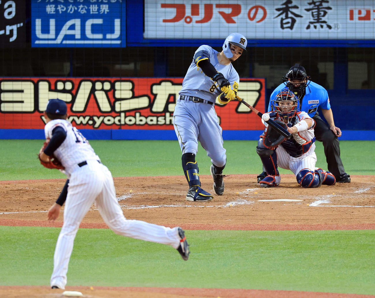 ヤクルト対阪神　4回表阪神無死、佐藤輝は右越えソロ本塁打を放つ。投手奥川（撮影・浅見桂子）