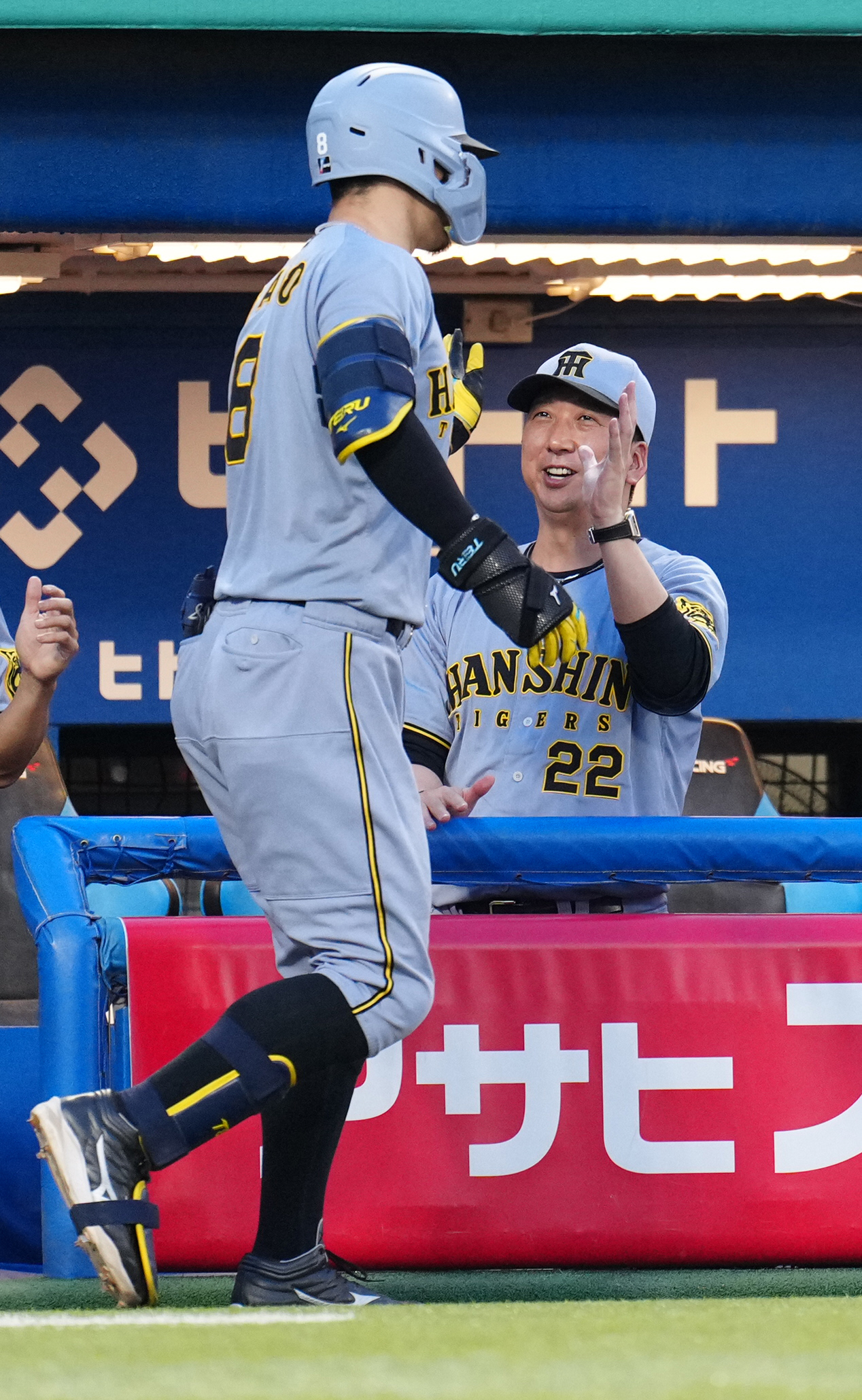 ヤクルト対阪神　4回表阪神無死、右越えソロ本塁打を放った佐藤輝を笑顔で迎える藤川監督（撮影・鈴木みどり）