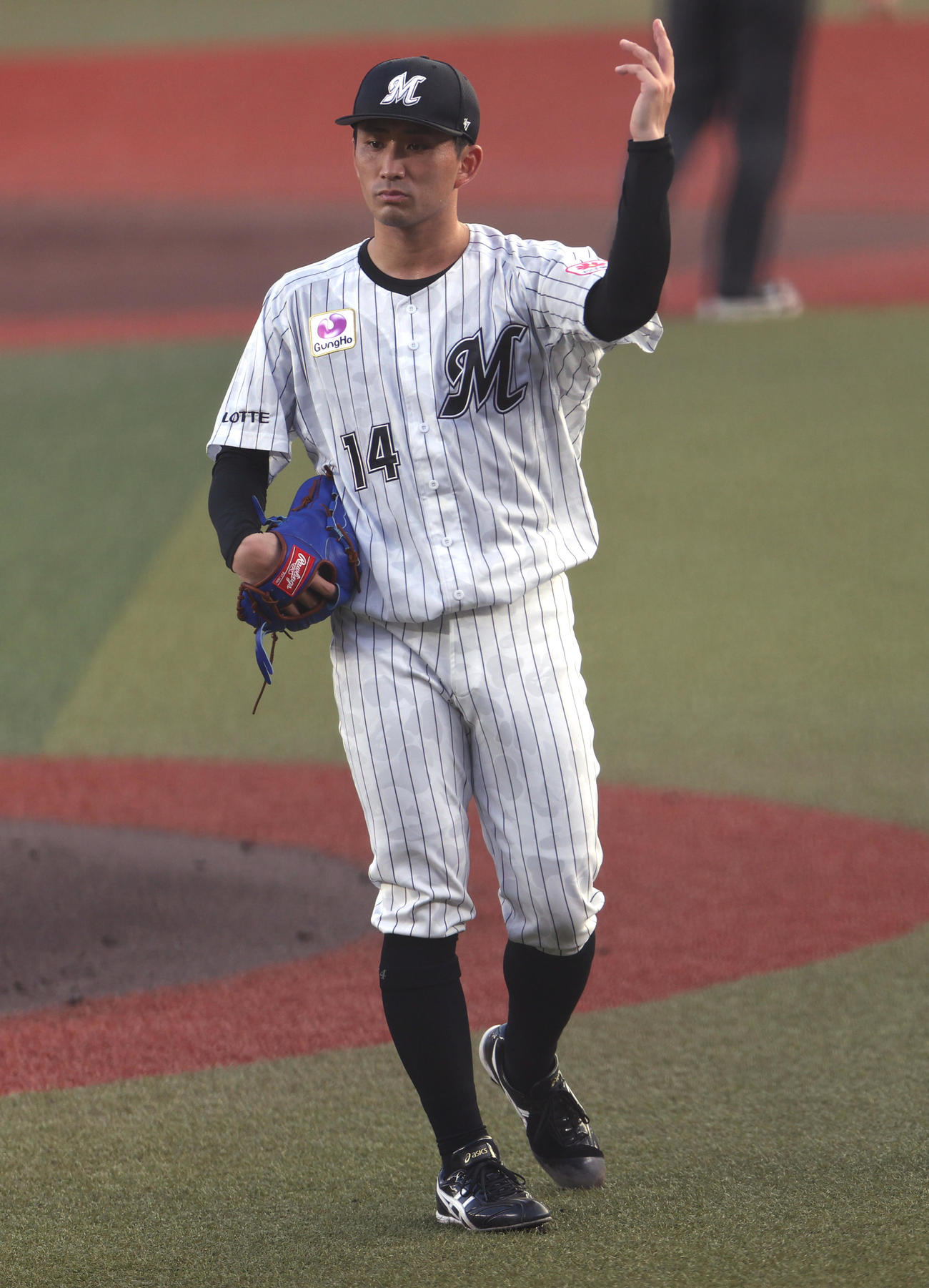ロッテ対西武　2回を投げ終えフォームを確認するロッテ小島（撮影・水谷安孝）