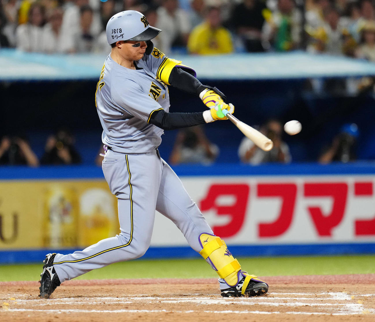 ヤクルト対阪神　8回表阪神2死満塁、走者一掃の左3点適時二塁打を放つ森下（撮影・鈴木みどり）