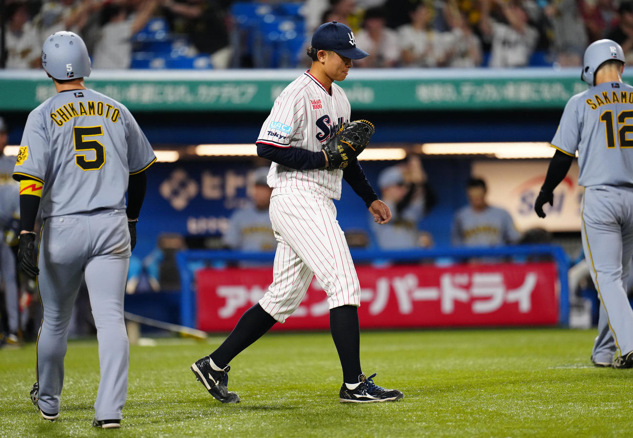 ヤクルト対阪神　8回表阪神2死満塁、森下に走者一掃の左3点適時二塁打を浴び、うつむく石原（撮影・鈴木みどり）