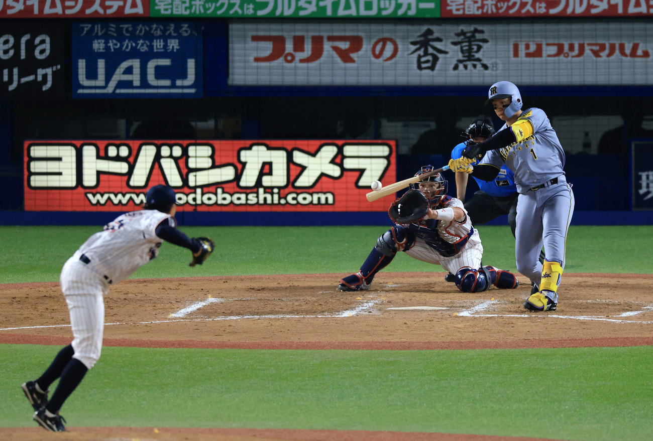 ヤクルト対阪神　8回表阪神2死満塁、森下は左3点適時二塁打を放つ。投手石原（撮影・浅見桂子）