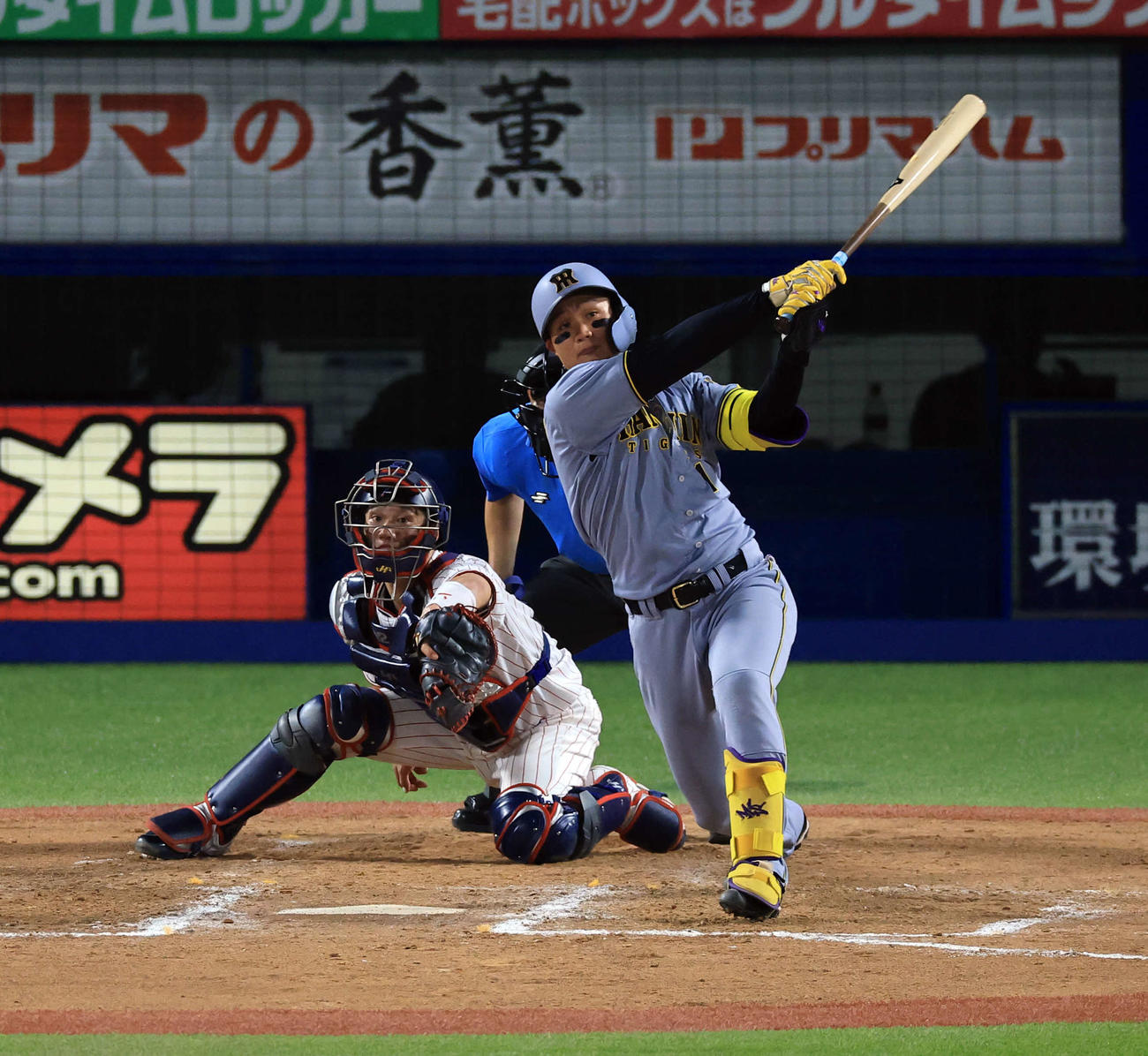 ヤクルト対阪神　8回表阪神2死満塁、森下は左3点適時二塁打を放つ。投手石原（撮影・浅見桂子）