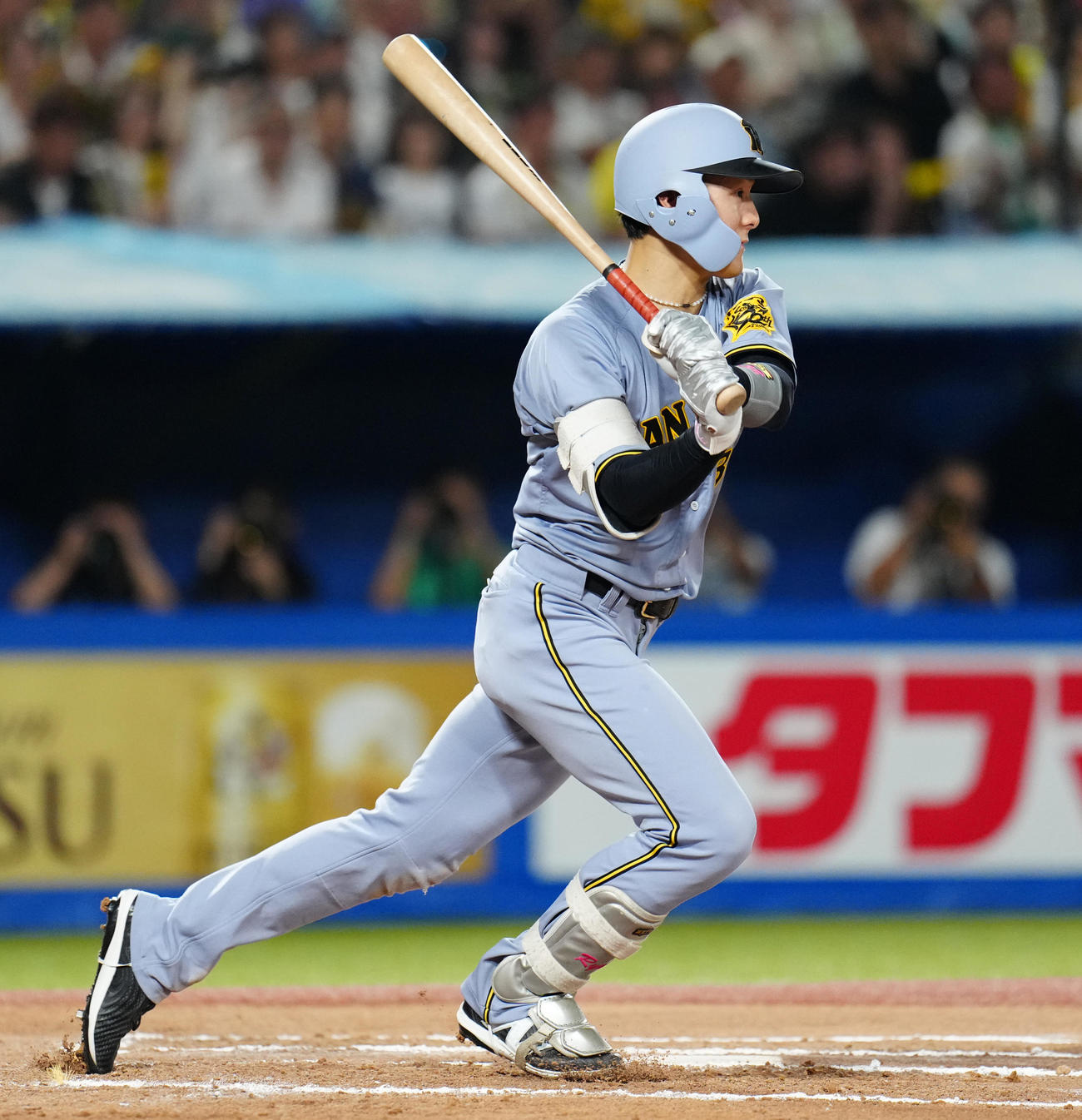 ヤクルト対阪神　6回表阪神2死一、二塁、内野安打を放つ小幡（撮影・鈴木みどり）