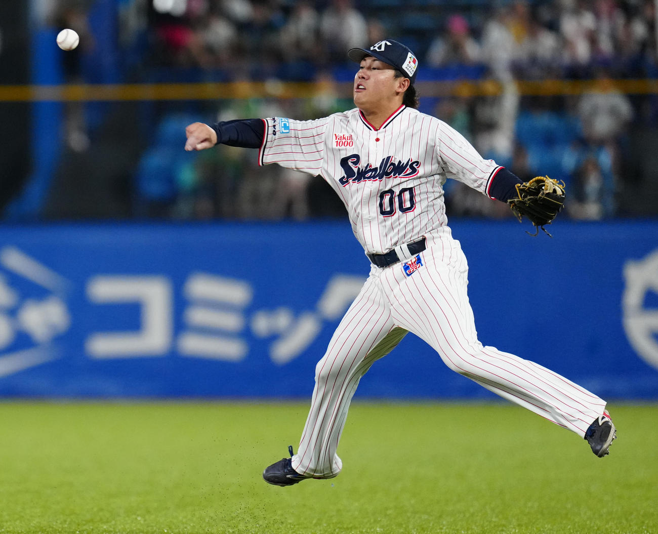 ヤクルト対阪神　6回表阪神2死一、二塁、小幡の打球を好捕し一塁へ送球するも、内野安打を許す二塁手赤羽（撮影・鈴木みどり）
