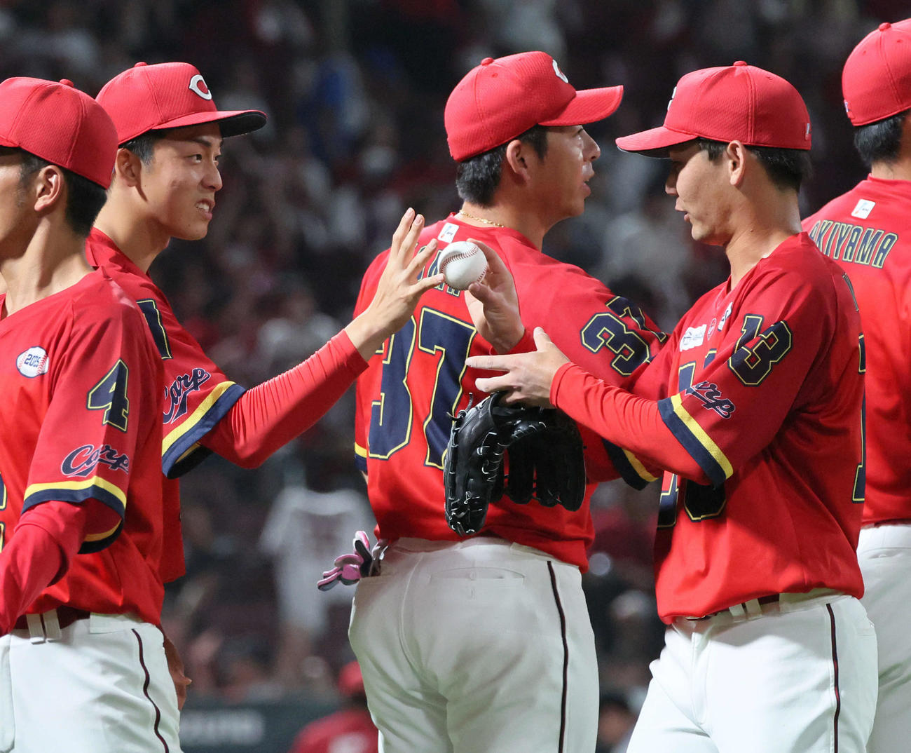 広島対中日　森浦（右）からウイニングボールを受け取る常広（撮影・加藤孝規）