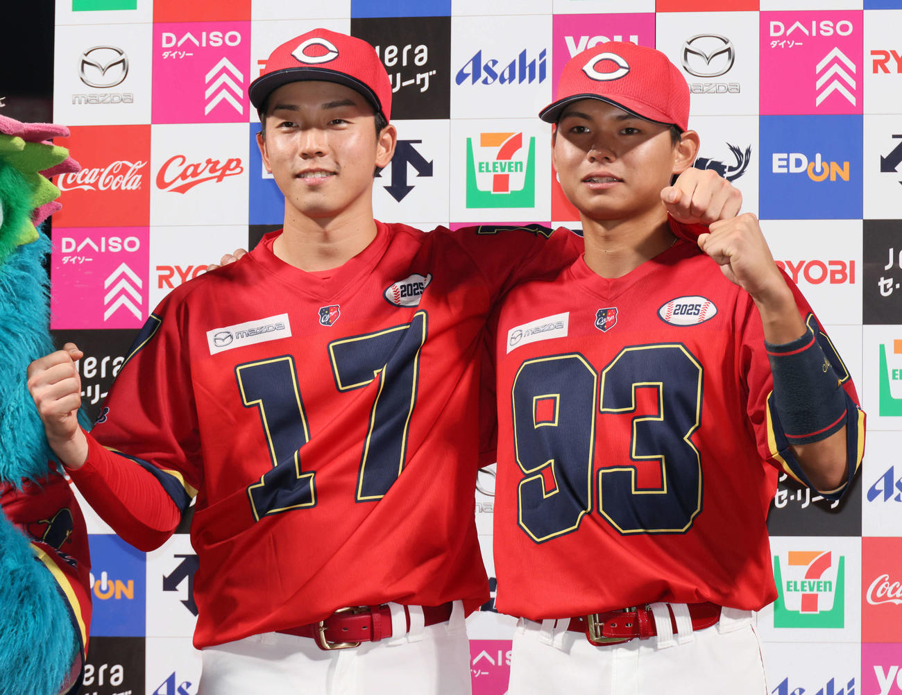 広島対中日　お立ち台でポーズを決める常広（左）と前川（撮影・加藤孝規）