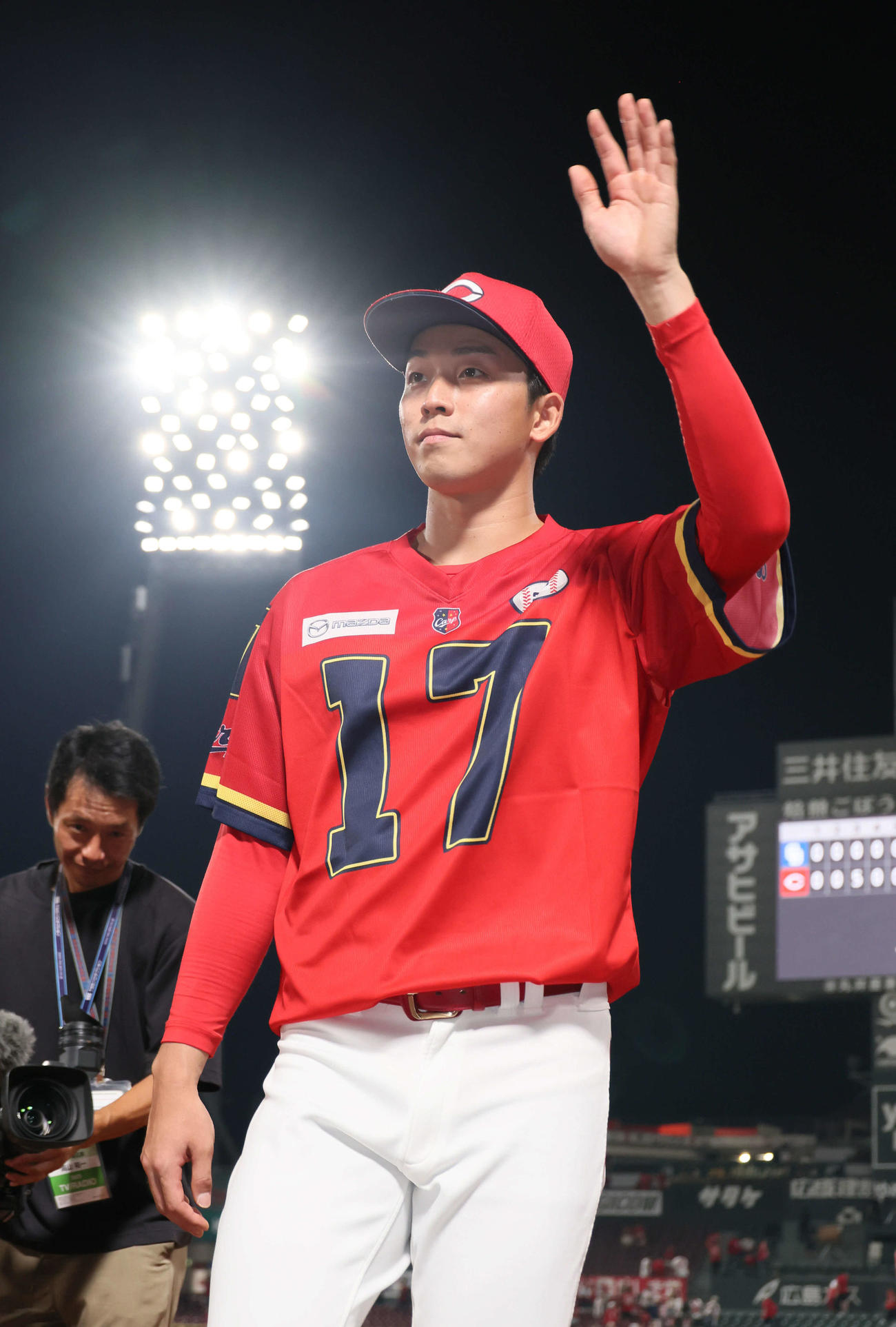 広島対中日　ファンの声援に応える常広（撮影・加藤孝規）