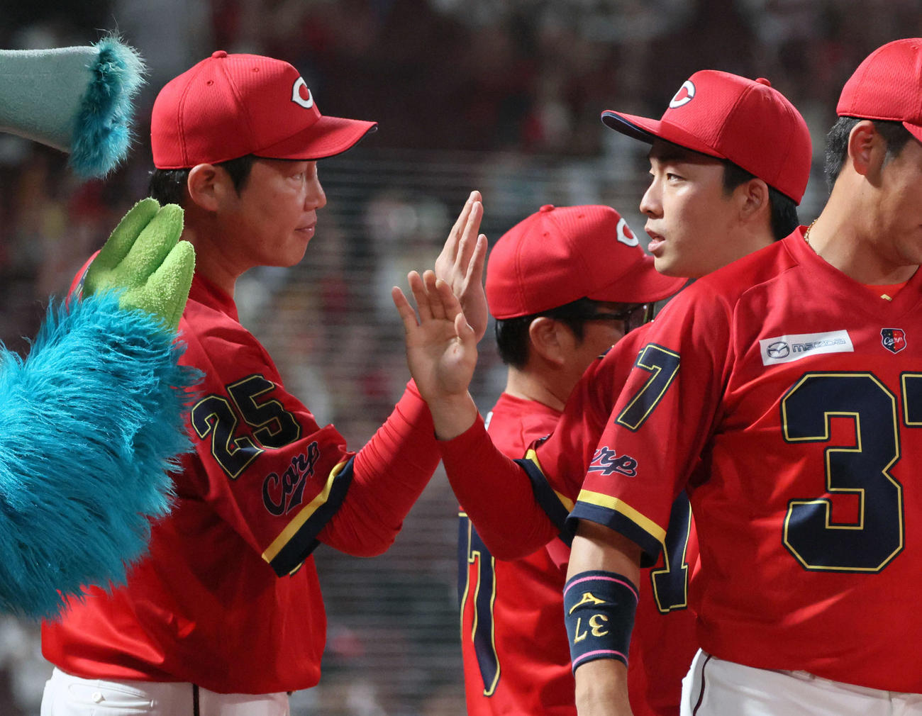 広島対中日　新井監督（左）とハイタッチする常広（撮影・加藤孝規）