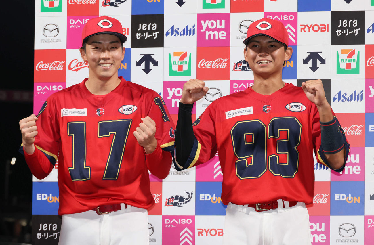 広島対中日　お立ち台でポーズを決める常広（左）と前川（撮影・加藤孝規）