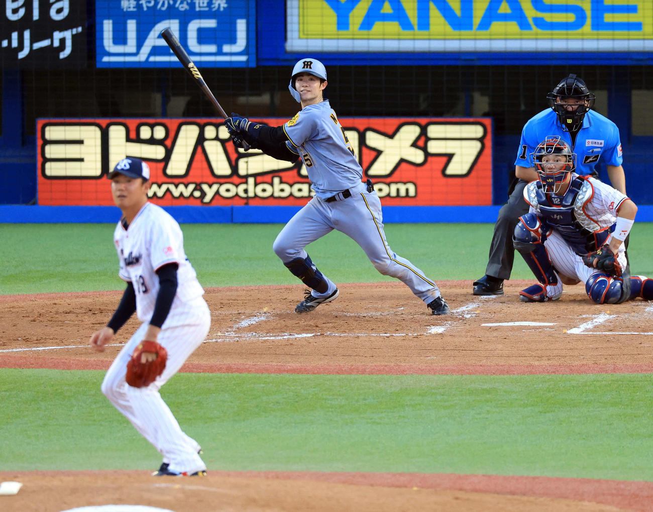 ヤクルト対阪神　3回表阪神2死一、二塁、中野は先制適時打を放つ。投手奥川（撮影・浅見桂子）