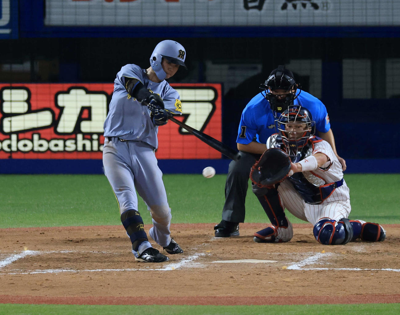ヤクルト対阪神　8回表阪神2死一、二塁、中野は右前打を放つ（撮影・浅見桂子）