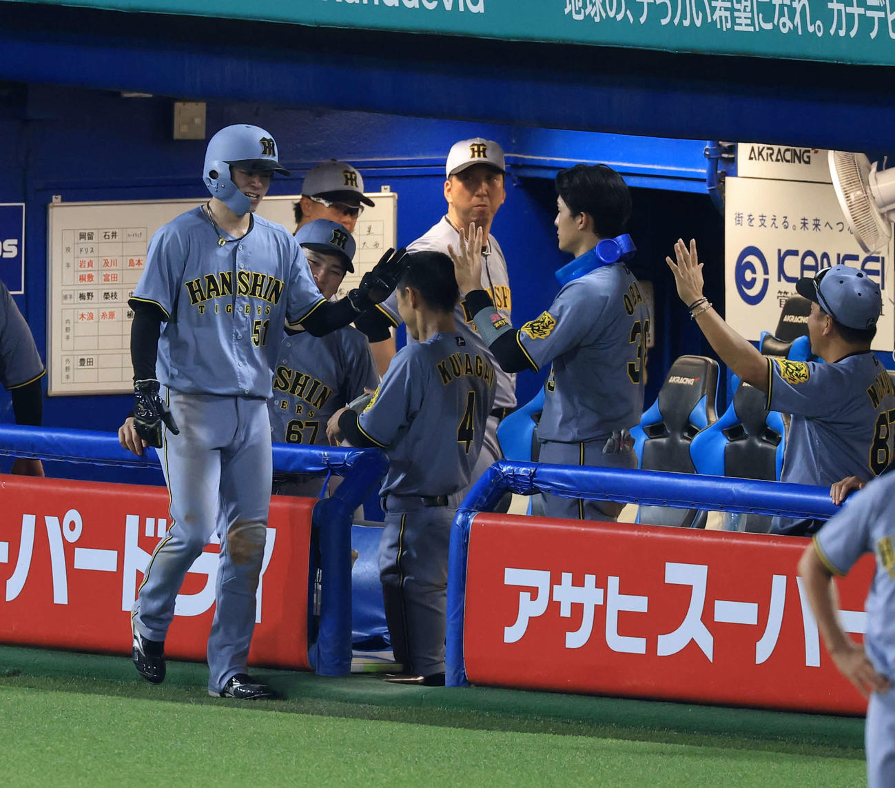 ヤクルト対阪神　8回表阪神2死満塁、森下の左3点適時二塁打で生還した中野はナインとハイタッチ（撮影・浅見桂子）