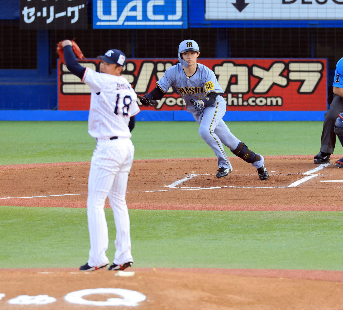 ヤクルト対阪神　1回表阪神1死、中前打を放つ中野。投手奥川（撮影・浅見桂子）
