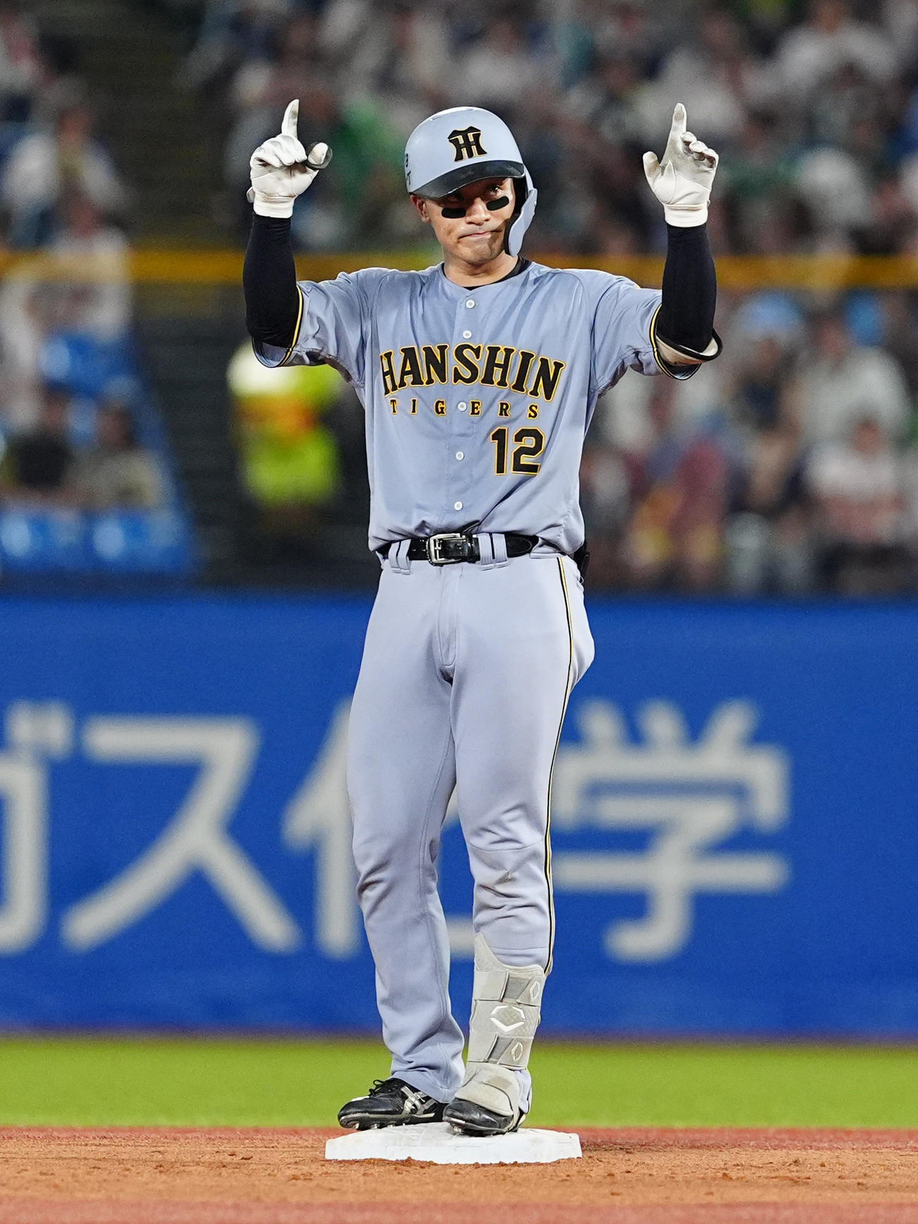 ヤクルト対阪神　8回表阪神無死三塁、右中間へ適時二塁打を放つ坂本（撮影・清水貴仁）