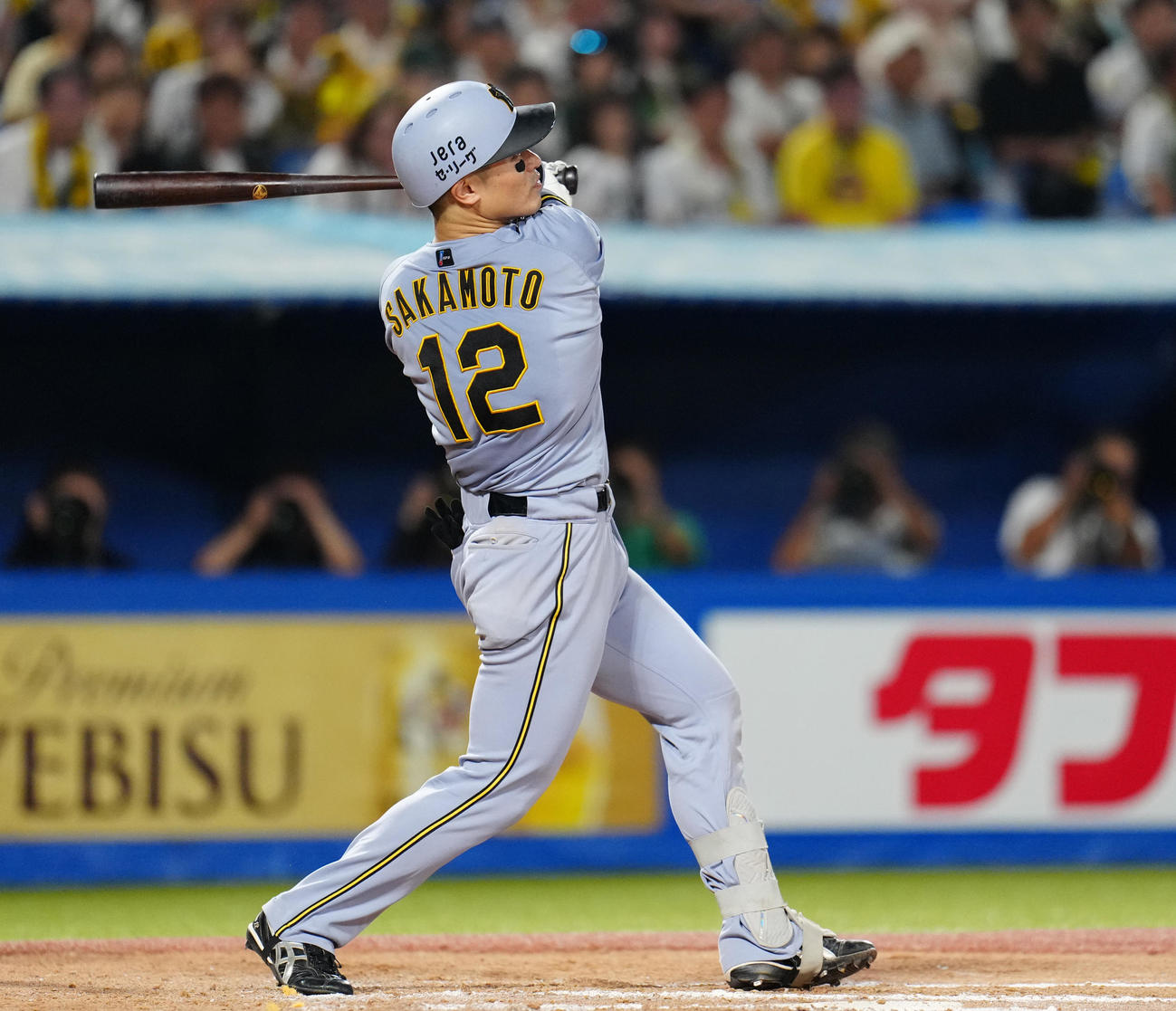 ヤクルト対阪神　8回表阪神無死三塁、右適時二塁打を放つ坂本（撮影・鈴木みどり）