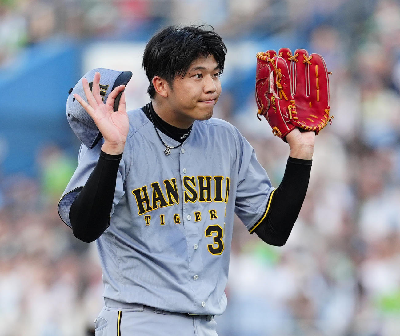 ヤクルト対阪神　2回裏ヤクルト1死、山田を中飛に打ち取り球審に新たなボールを四球する阪神才木（撮影・清水貴仁）