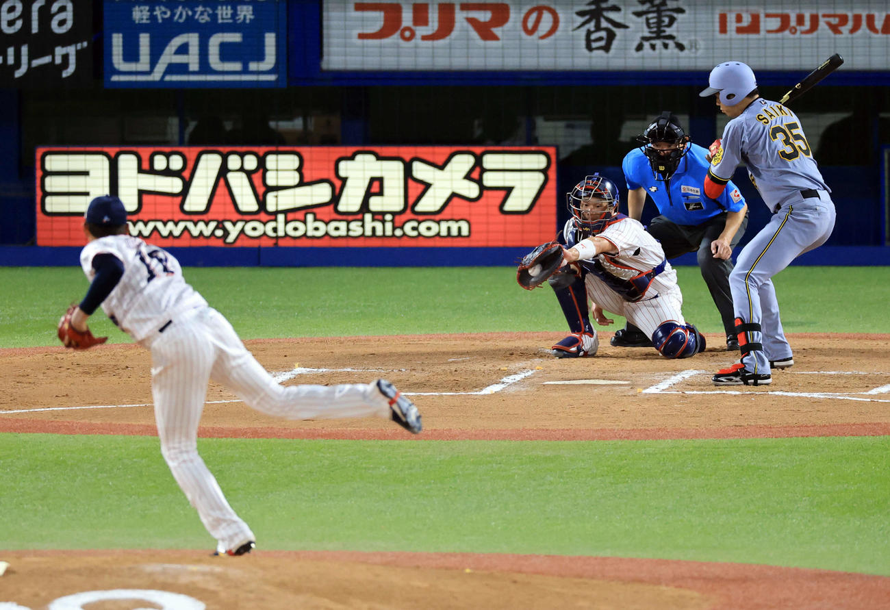 ヤクルト対阪神　6回表阪神2死満塁、才木は押し出し四球を選ぶ。投手奥川（撮影・浅見桂子）
