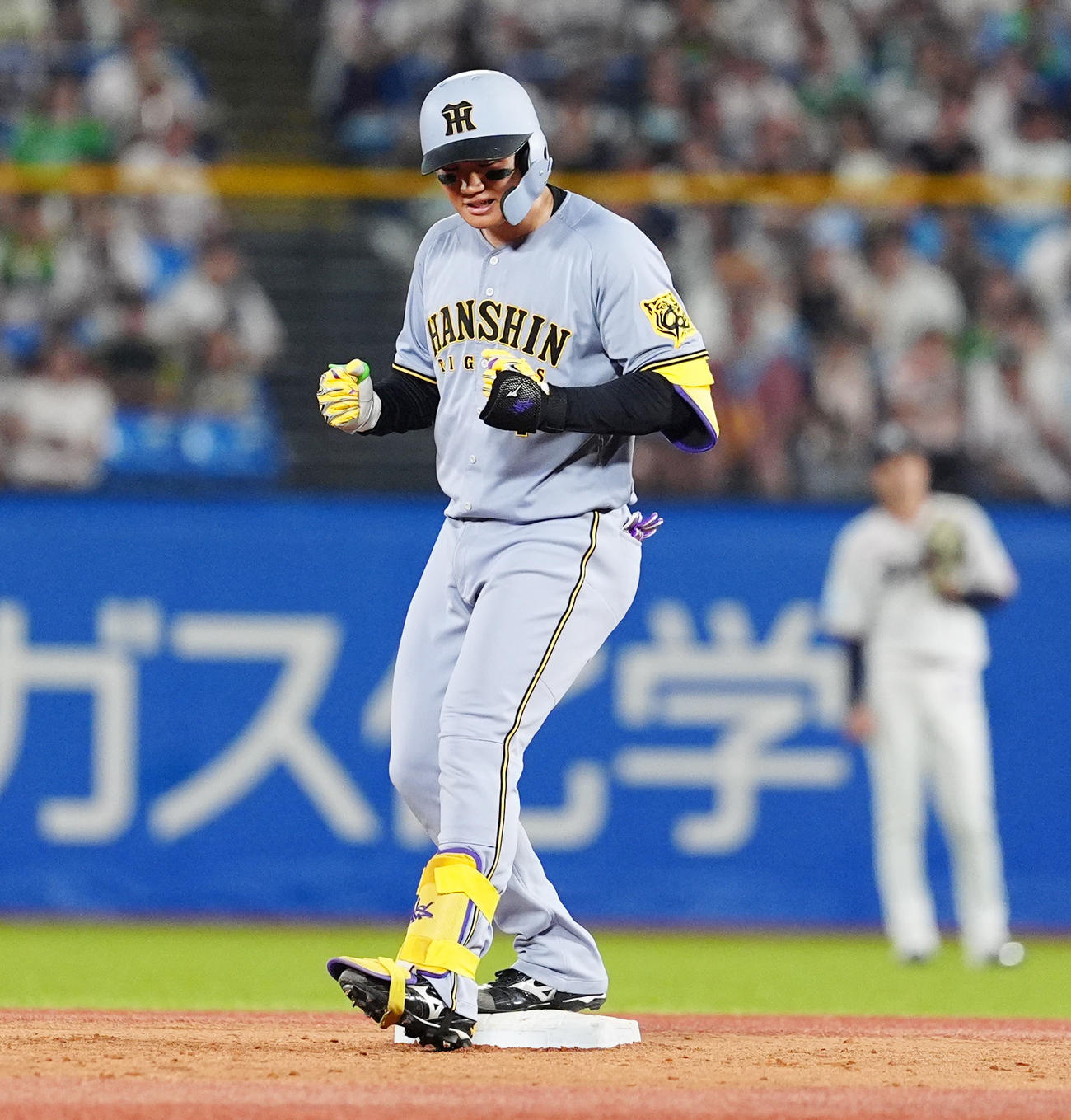 ヤクルト対阪神　8回表阪神2死満塁、左中間へ走者一掃の適時二塁打を放ちガッツポーズの森下（撮影・清水貴仁）