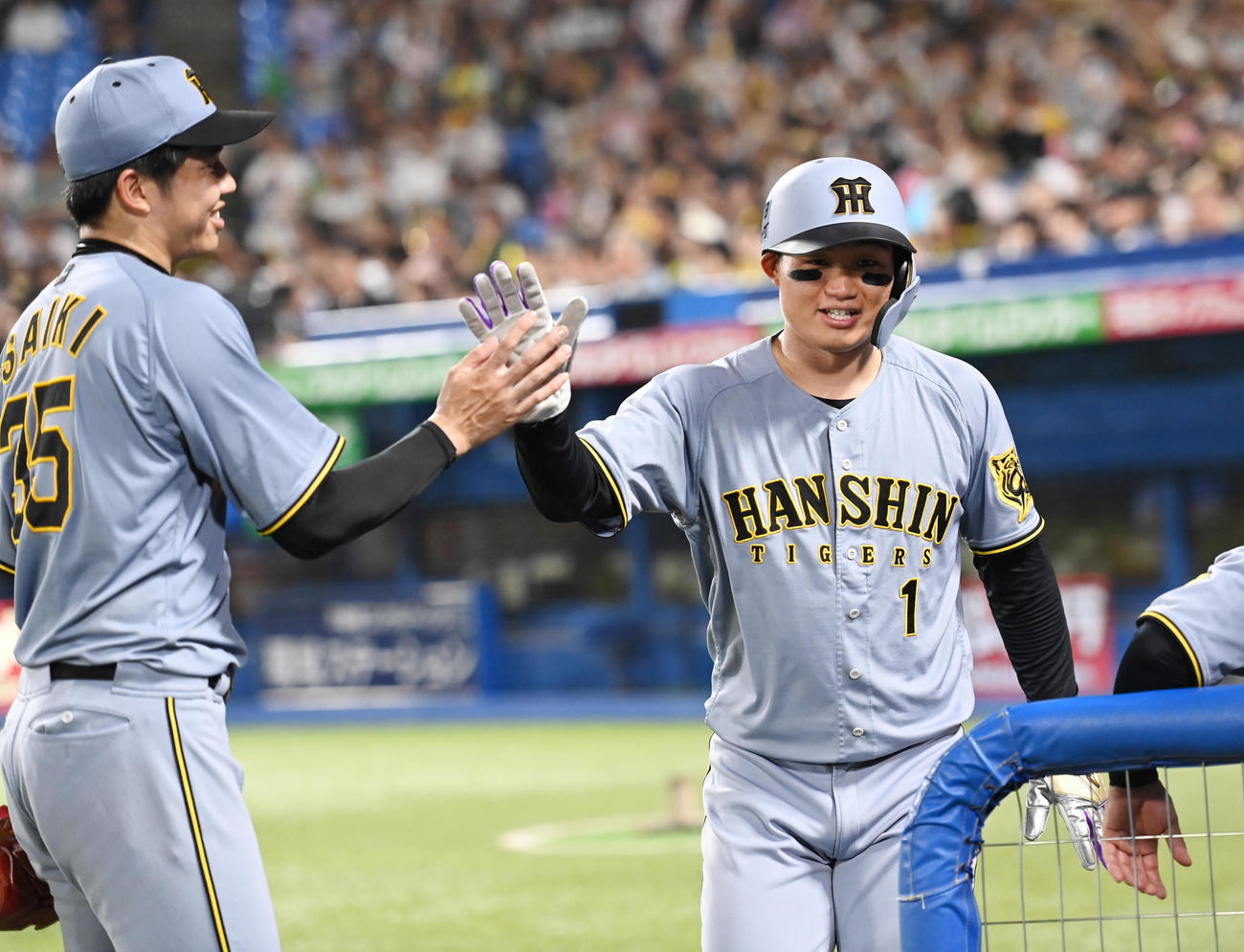 ヤクルト対阪神　8回表阪神2死二塁、佐藤輝の右前適時打で生還した森下（右）を出迎える才木（撮影・清水貴仁）
