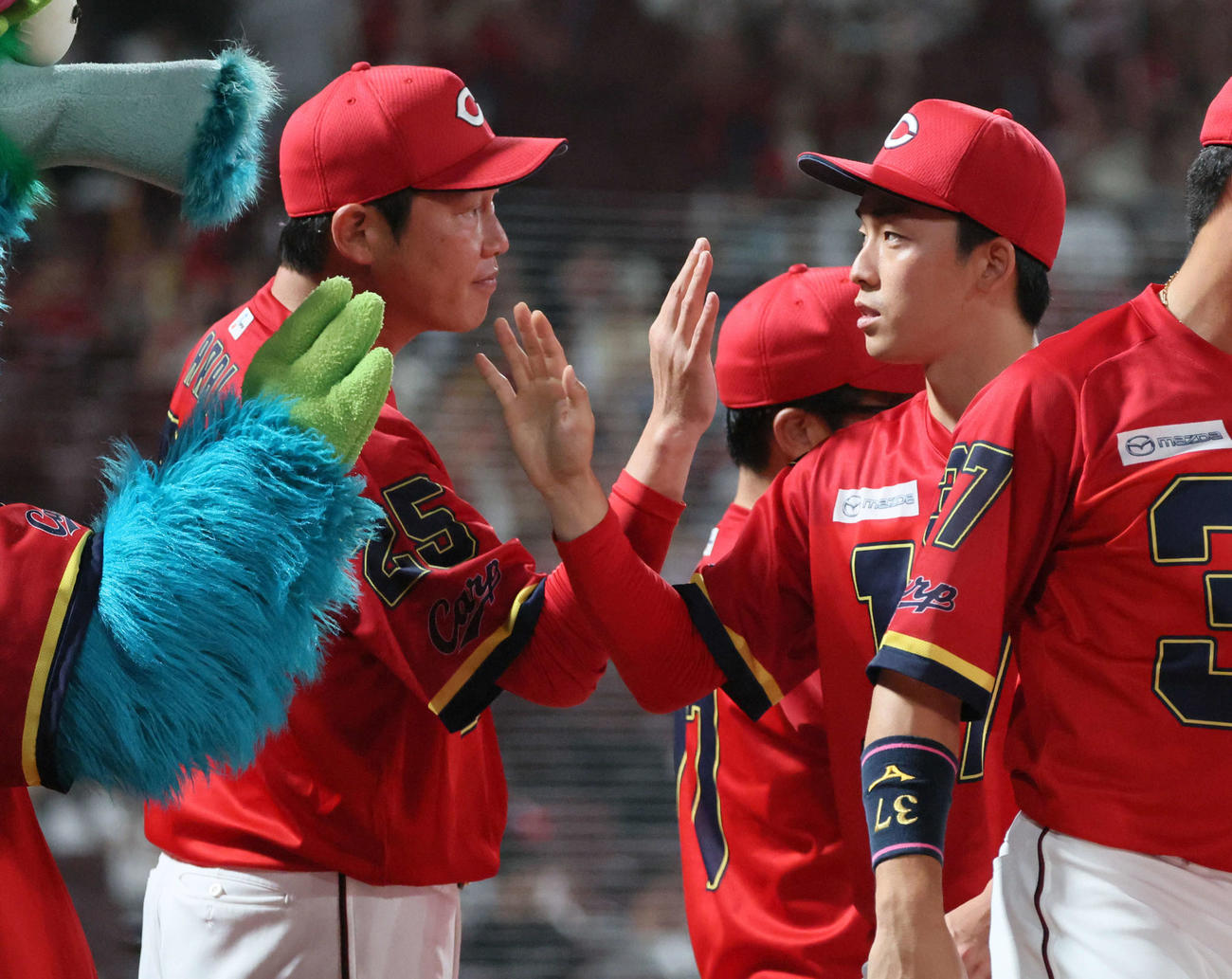 広島対中日　新井監督（左）とハイタッチする常広（撮影・加藤孝規）