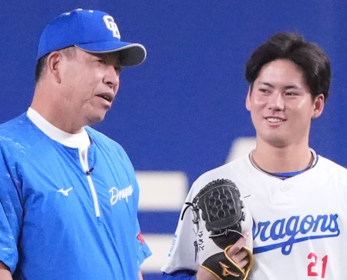 2025年8月16日、言葉を交わす左から井上監督と金丸