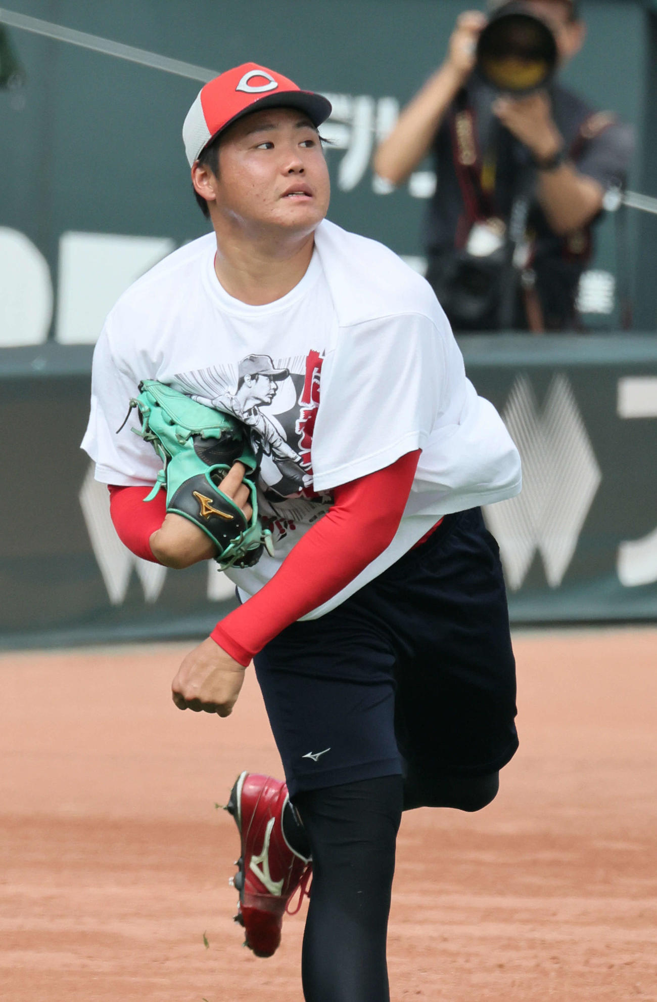 キャッチボールをする高（撮影・加藤孝規）
