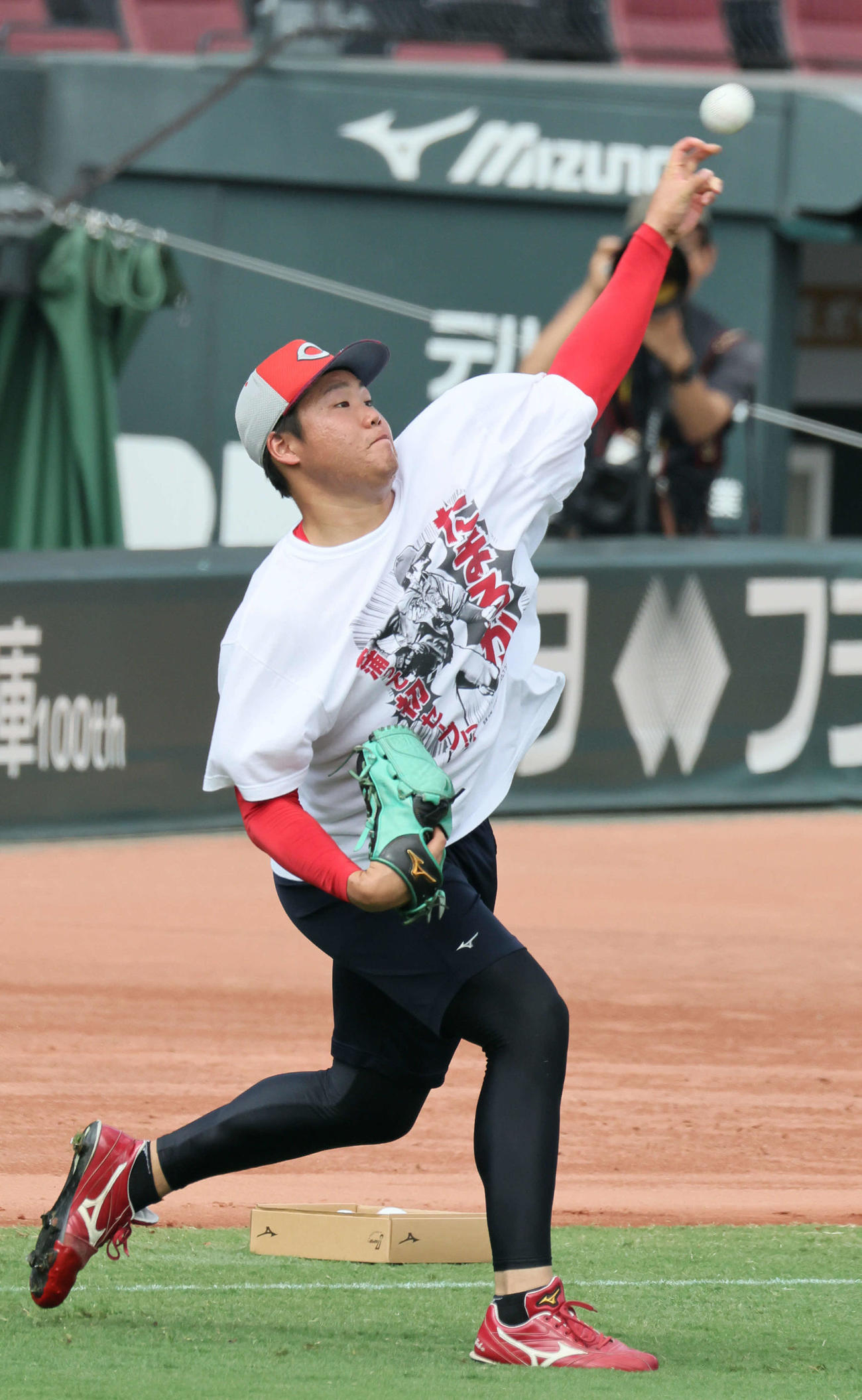 キャッチボールをする高（撮影・加藤孝規）