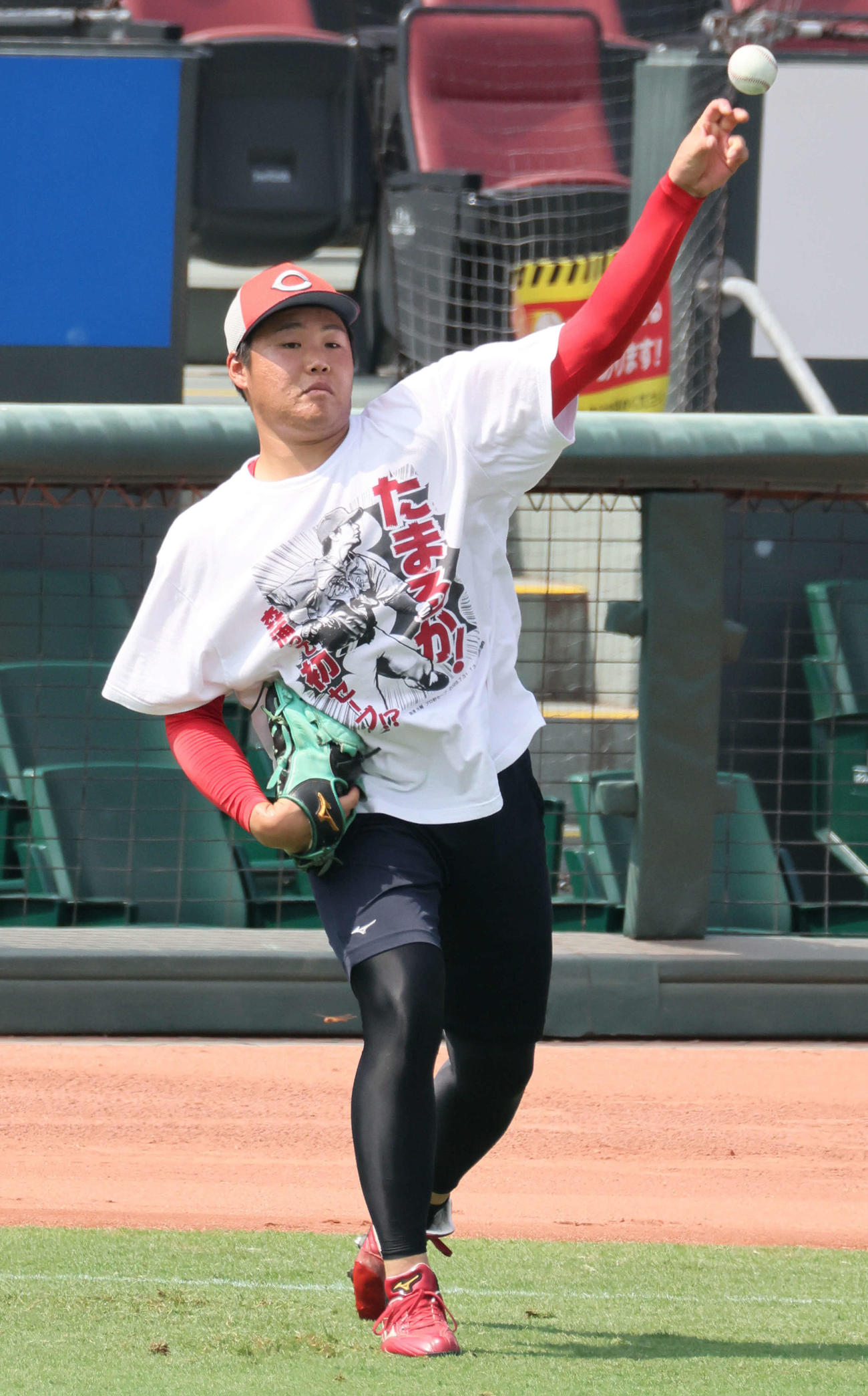 キャッチボールをする高（撮影・加藤孝規）