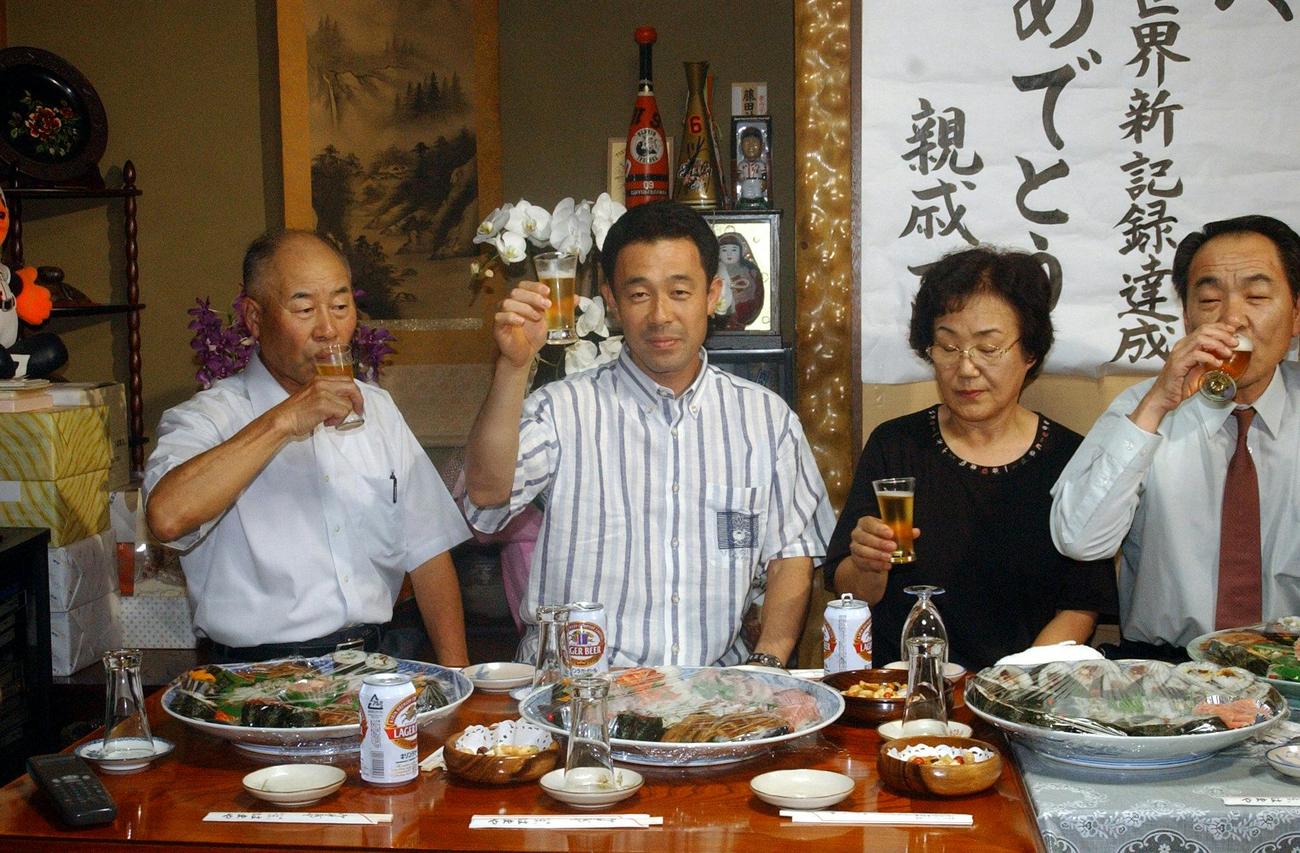 2003年8月、川相昌弘帰省　川相昌弘（中央）は父禎一さん（左）、母時子さんとビールで乾杯し、犠打世界記録を祝う