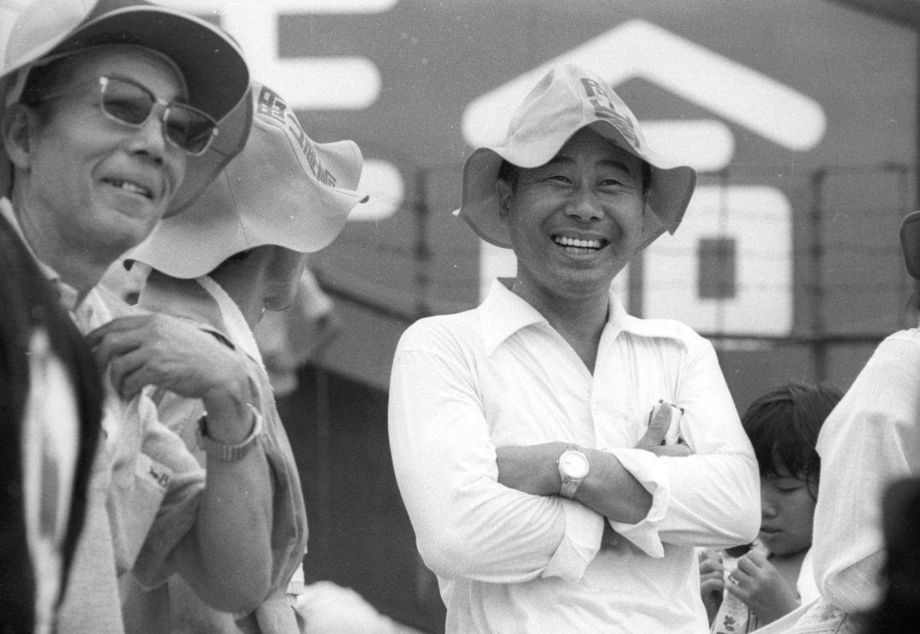 1981年8月、第63回全国高校野球選手権　1回戦　宇都宮学園4－0岡山南　敗戦にも明るい表情の岡山南のエース川相昌弘投手（2年、のち巨人）の父、禎一さん