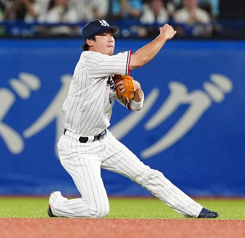 ヤクルト】山田哲人が下半身の張りで登録抹消 前日24日阪神戦の3回