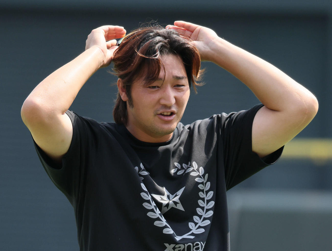 サングラスを外す床田（撮影・加藤孝規）