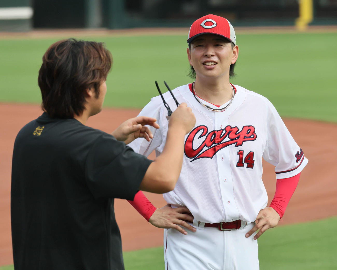 笑顔で話し合う大瀬良（右）と床田（撮影・加藤孝規）