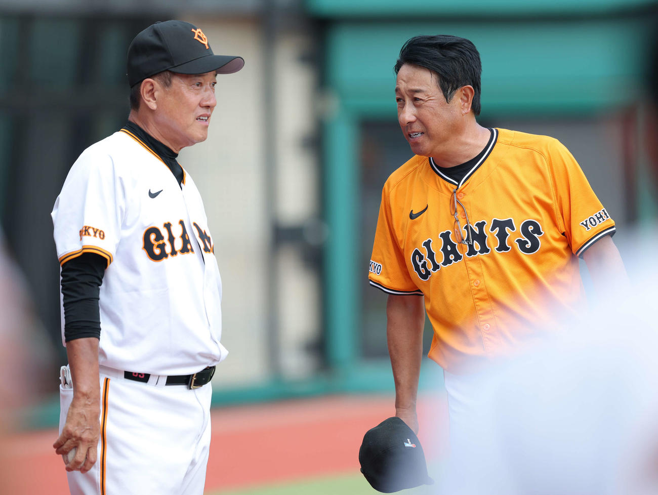 巨人OB対巨人女子軟式野球チーム　試合前、言葉を交わす原氏（左）と巨人女子軟式野球チーム宮本監督（撮影・河田真司）