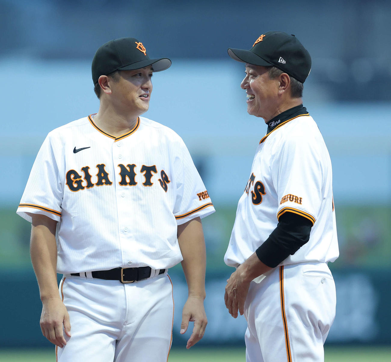 巨人OB対巨人女子軟式野球チーム　　試合前、スタメン登場時、笑顔で言葉を交わす交わす原氏（左）と高橋氏（撮影・河田真司）
