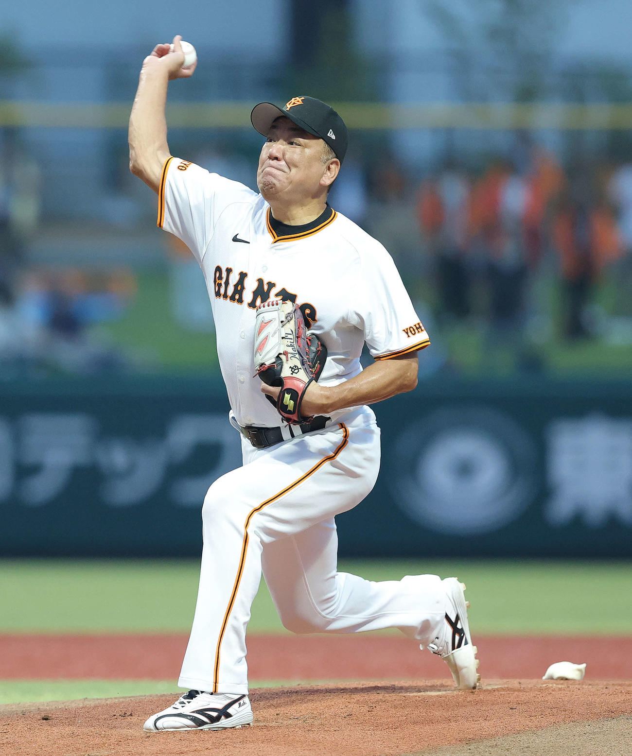 巨人OB対巨人女子軟式野球チーム　先発登板する巨人OB槙原氏（撮影・河田真司）