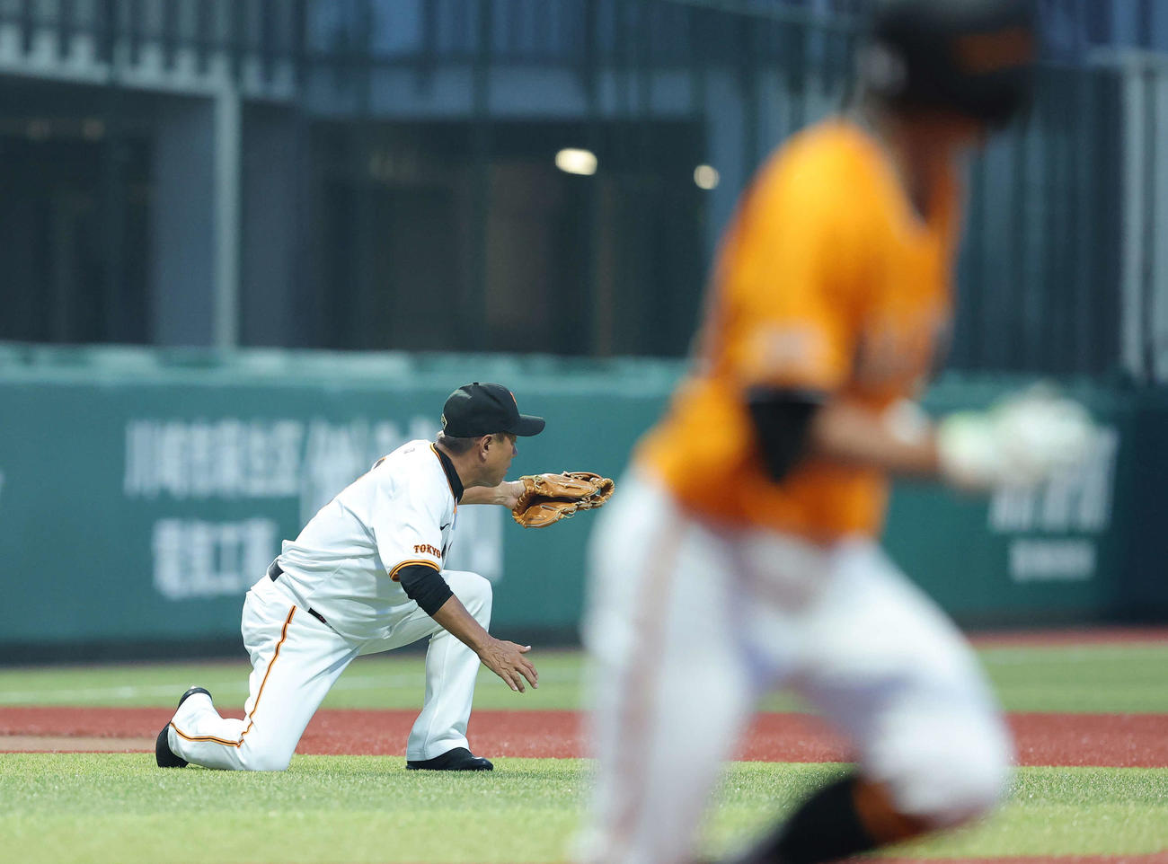 巨人OB対巨人女子軟式野球チーム　1回表、巨人女子軟式野球チーム内田に安打を許す原辰徳氏（撮影・河田真司）