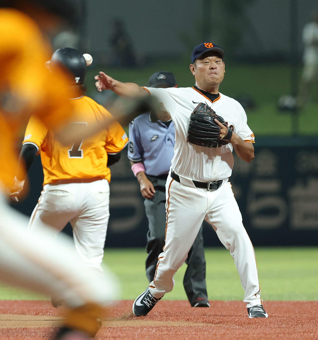 巨人OB対巨人女子軟式野球チーム　5回表、一塁に送球する福井氏（撮影・河田真司）