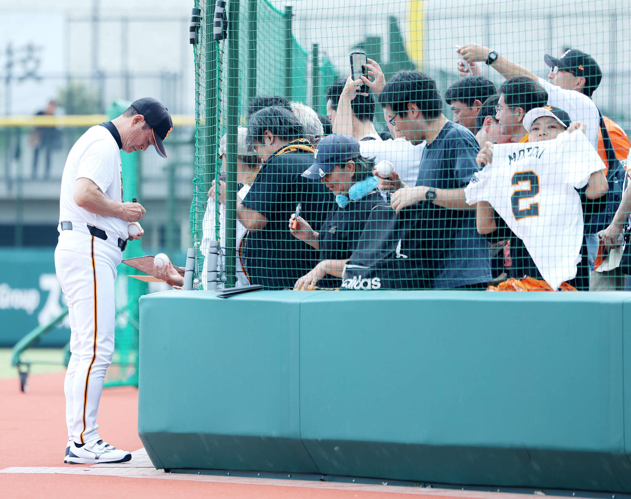巨人OB対巨人女子軟式野球チーム　試合前、ファンサービスに応じる中畑氏（撮影・河田真司）