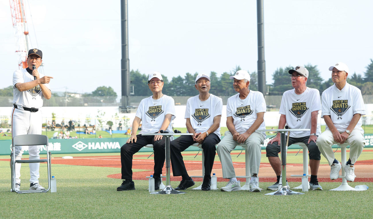巨人OB対巨人女子軟式野球チーム　試合前、トークショーに臨む、左から中畑清氏、末次利光氏、上田武司氏、吉田孝司氏、所憲佐氏、原田治明氏（撮影・河田真司）