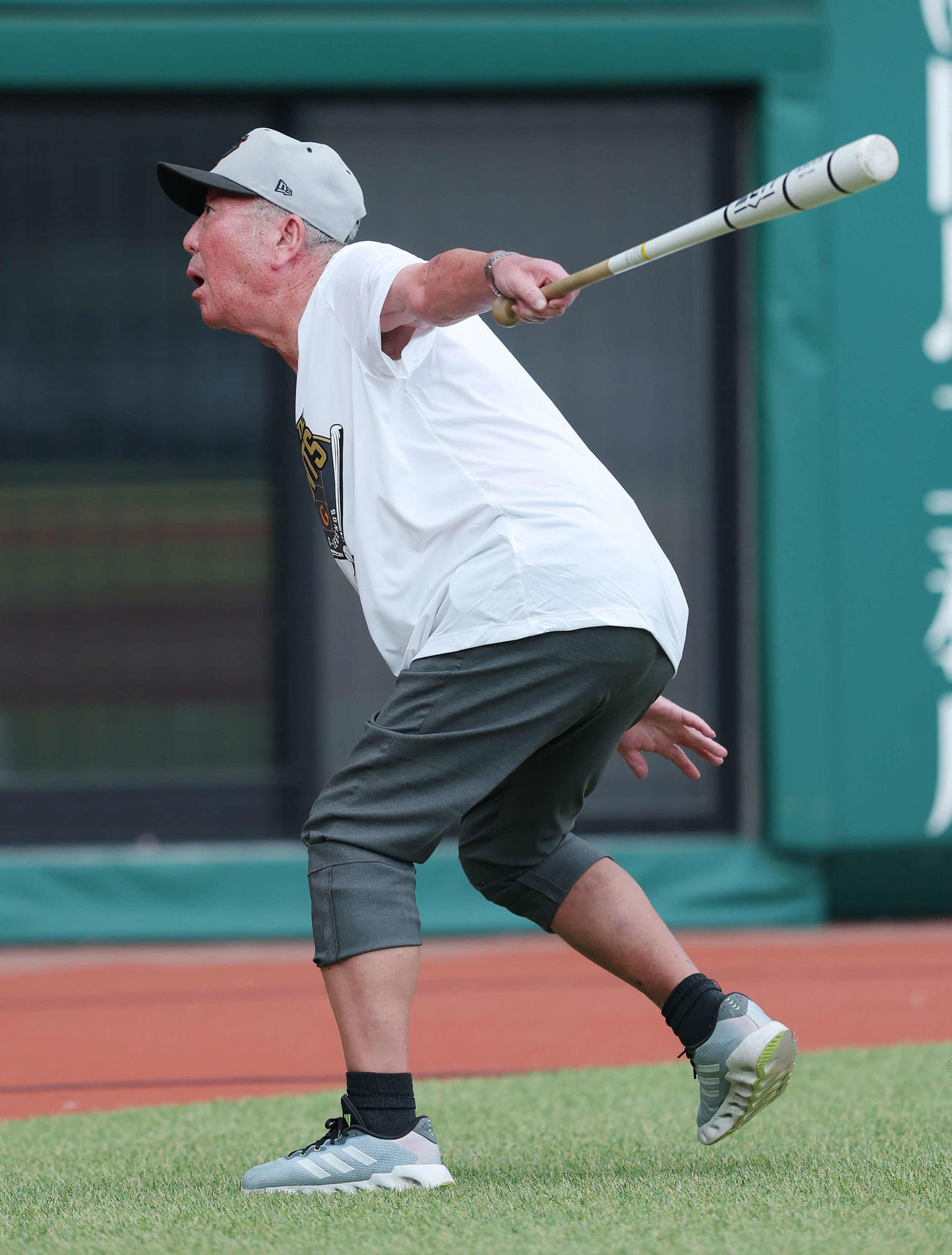 巨人OB対巨人女子軟式野球チーム　試合前、長嶋茂雄さんのまねをする所憲佐氏（撮影・河田真司）