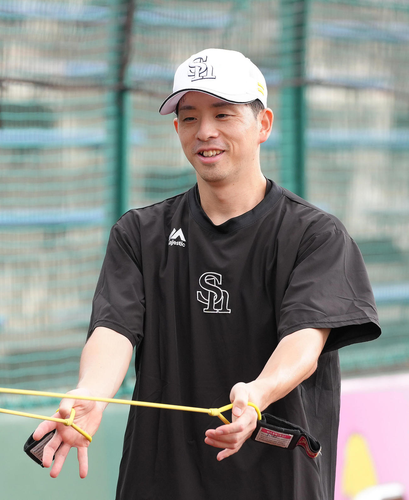 練習中、笑顔を見せるソフトバンク大関（撮影・足立雅史）